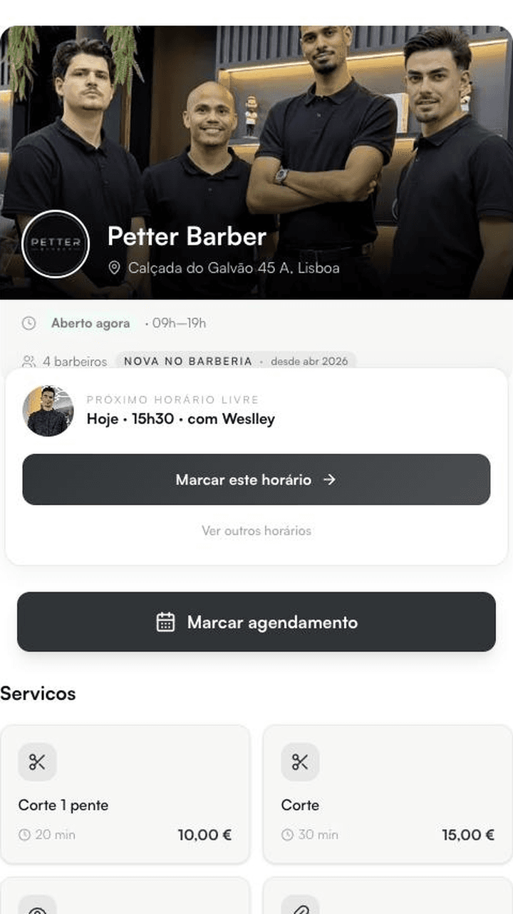 Ecrã do totem BarberIA com a página de marcação de uma barbearia: fotografia da equipa, nome e morada, próximo horário livre, botão para marcar agendamento e lista de serviços com duração e preço.